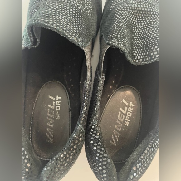 Vaneli Sport Women shoe US 5
Anemone Black SlipOn ComfortWalking 
Excellent cond - Picture 4 of 5